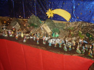 Il presepe realizzato nell'atrio della Scuola da alunni e genitori della classe quinta primaria