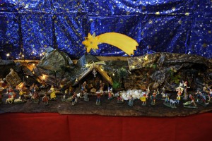 Il presepe realizzato nell'atrio della Scuola da alunni e genitori della classe quinta